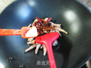土豆烧鸡爪的做法步骤：7