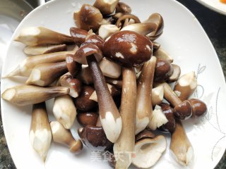 鸡枞菌炒肉丝的做法步骤：1