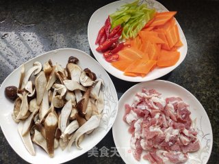 鸡枞菌炒肉丝的做法步骤：2