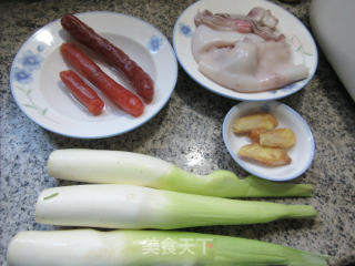香肠鱿鱼炒茭白的做法步骤：1