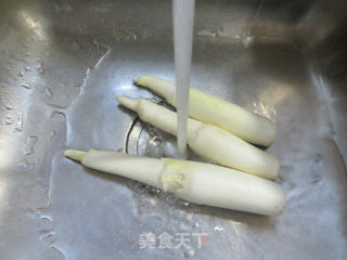 香肠鱿鱼炒茭白的做法步骤：2