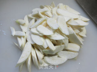 香肠鱿鱼炒茭白的做法步骤：3
