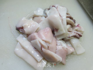 香肠鱿鱼炒茭白的做法步骤：5