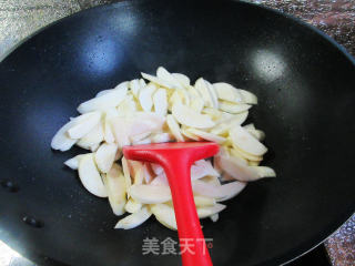 香肠鱿鱼炒茭白的做法步骤：9