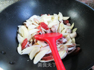 香肠鱿鱼炒茭白的做法步骤：10