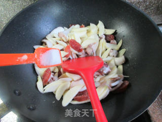 香肠鱿鱼炒茭白的做法步骤：11