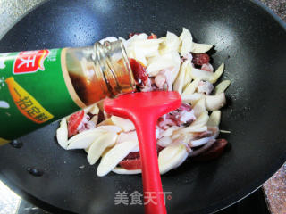 香肠鱿鱼炒茭白的做法步骤：12