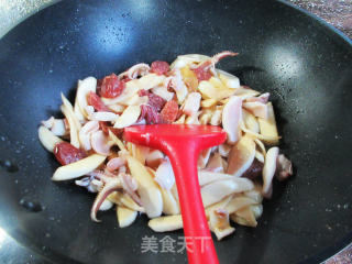 香肠鱿鱼炒茭白的做法步骤：13