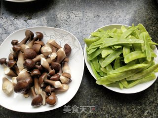 鸡枞菌炒荷兰豆的做法步骤：2