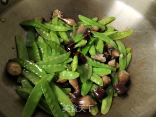 鸡枞菌炒荷兰豆的做法步骤：5
