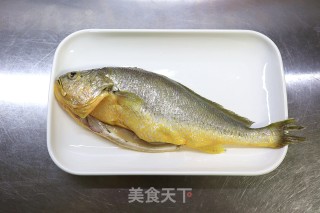 香嫩微辣的清蒸黄花鱼的做法步骤：1