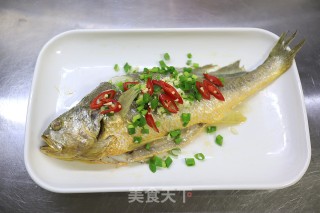 香嫩微辣的清蒸黄花鱼的做法步骤：4