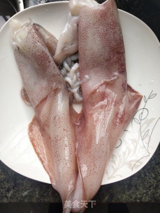 洋葱炒鱿鱼的做法步骤：1