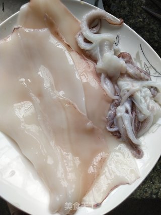 洋葱炒鱿鱼的做法步骤：2