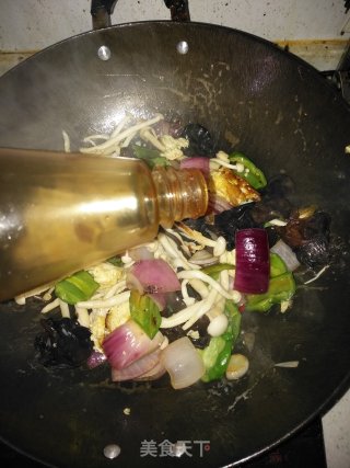 白玉菇炒鸡蛋的做法步骤：10