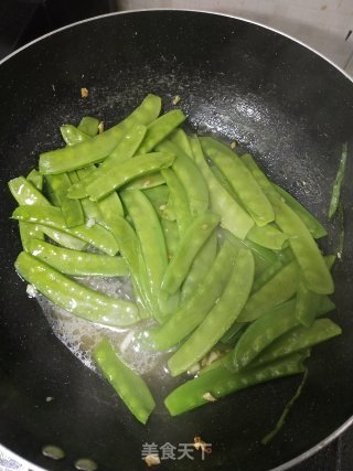 低卡颜值高的开胃酸菜荷兰豆炒肉饼的做法步骤：4