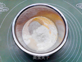 黑全麦广式腊肠面包卷的做法步骤：2