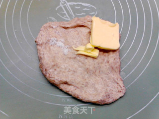 黑全麦广式腊肠面包卷的做法步骤：4