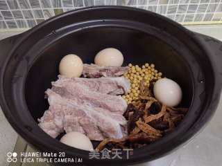茶树菇黄豆排骨汤的做法步骤：1