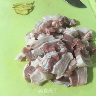 香菇豆干烧五花肉的做法步骤：1