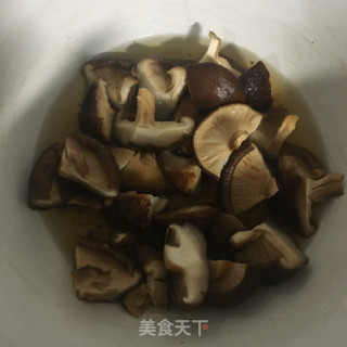 香菇豆干烧五花肉的做法步骤：2