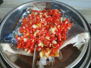 双椒蒸鱼头的做法步骤：7