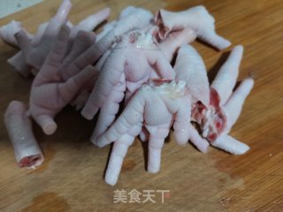 酸辣鸡爪的做法步骤：1