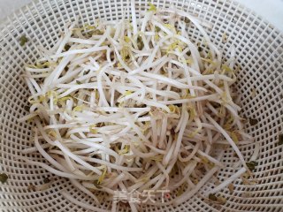 绿豆芽炒尖椒的做法步骤：1
