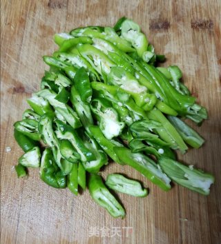 绿豆芽炒尖椒的做法步骤：2