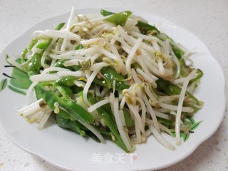 绿豆芽炒尖椒的做法步骤：4