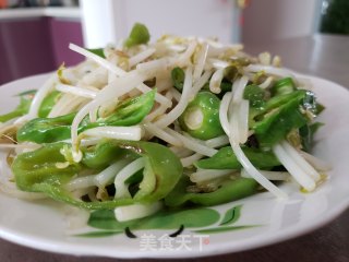 绿豆芽炒尖椒的做法步骤：5