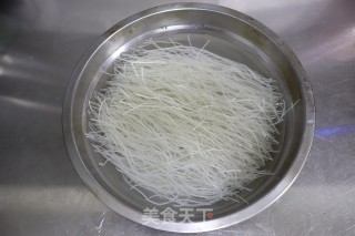蚝油牛肉菠菜粉丝的做法步骤：2