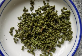 仔姜青花椒炒柴鸡的做法步骤：1