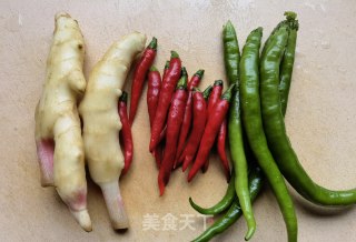 仔姜青花椒炒柴鸡的做法步骤：2