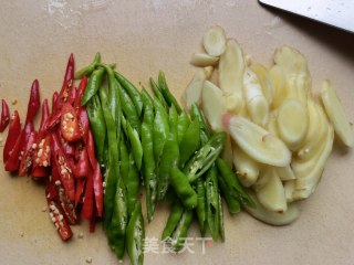 仔姜青花椒炒柴鸡的做法步骤：3