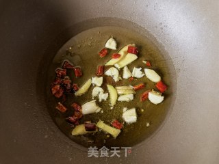 仔姜青花椒炒柴鸡的做法步骤：5