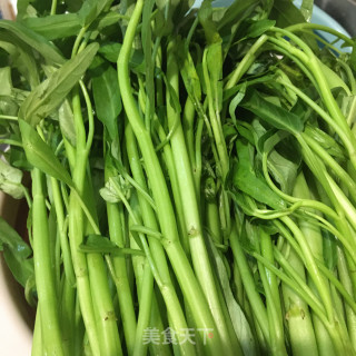 蒜蓉爆炒空心菜的做法步骤：1