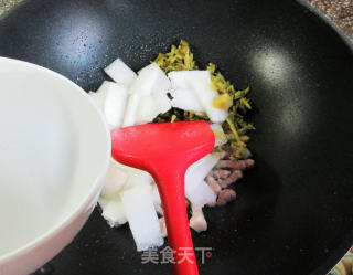 咸菜肉丝冬瓜汤的做法步骤：4