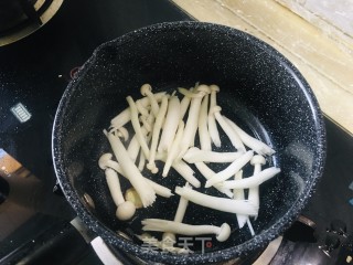 海鲜菇白茶豆腐汤的做法步骤：2