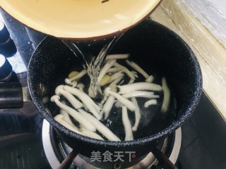 海鲜菇白茶豆腐汤的做法步骤：3