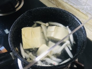 海鲜菇白茶豆腐汤的做法步骤：4