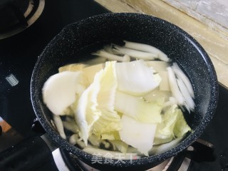 海鲜菇白茶豆腐汤的做法步骤：5