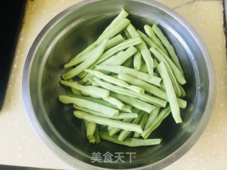 干煸四季豆的做法步骤：2