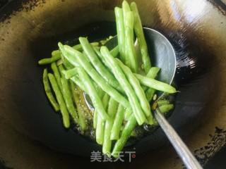 干煸四季豆的做法步骤：3