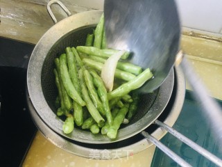 干煸四季豆的做法步骤：4