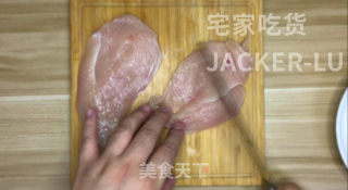 超级好吃的蒜香鸡排，外层的蒜香浓郁，混合着肉嫩多汁的鸡肉，好吃到停不下来。的做法步骤：2