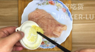 超级好吃的蒜香鸡排，外层的蒜香浓郁，混合着肉嫩多汁的鸡肉，好吃到停不下来。的做法步骤：3