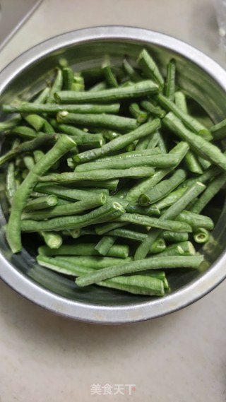 蒜粒拌绿豆角的做法步骤：1