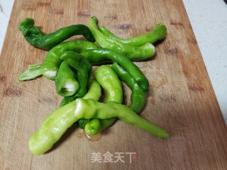 尖椒炒豆腐的做法步骤：1