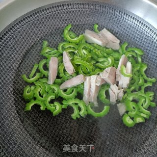 熟肉拌苦瓜的做法步骤：4
